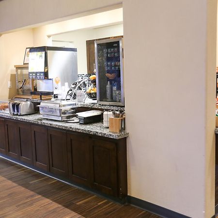Days Inn By Wyndham Calgary Airport Экстерьер фото