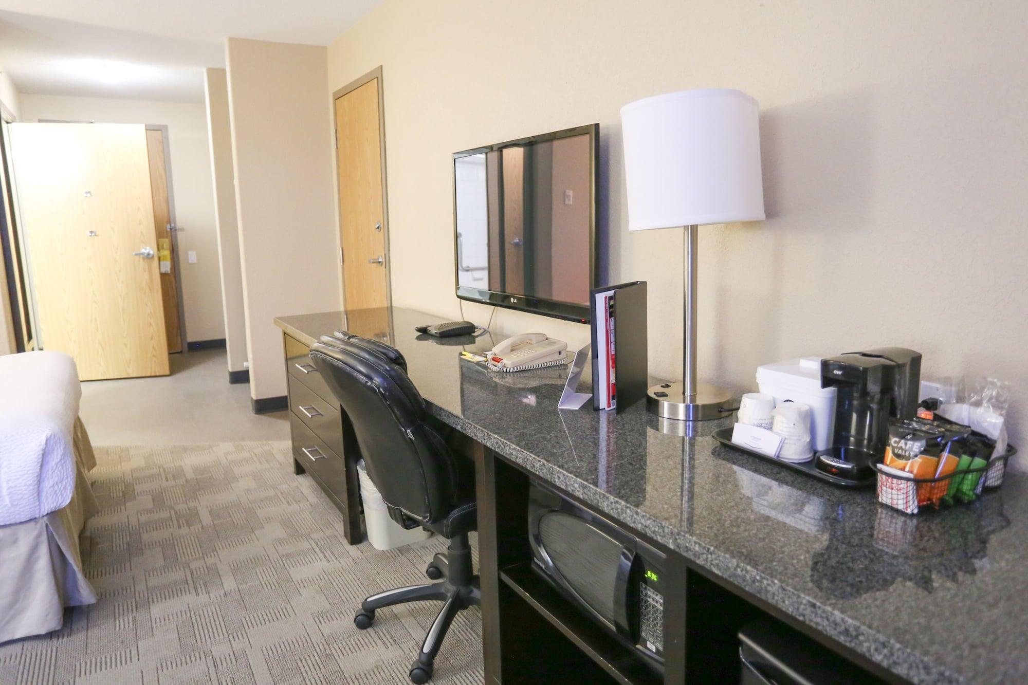 Days Inn By Wyndham Calgary Airport Экстерьер фото