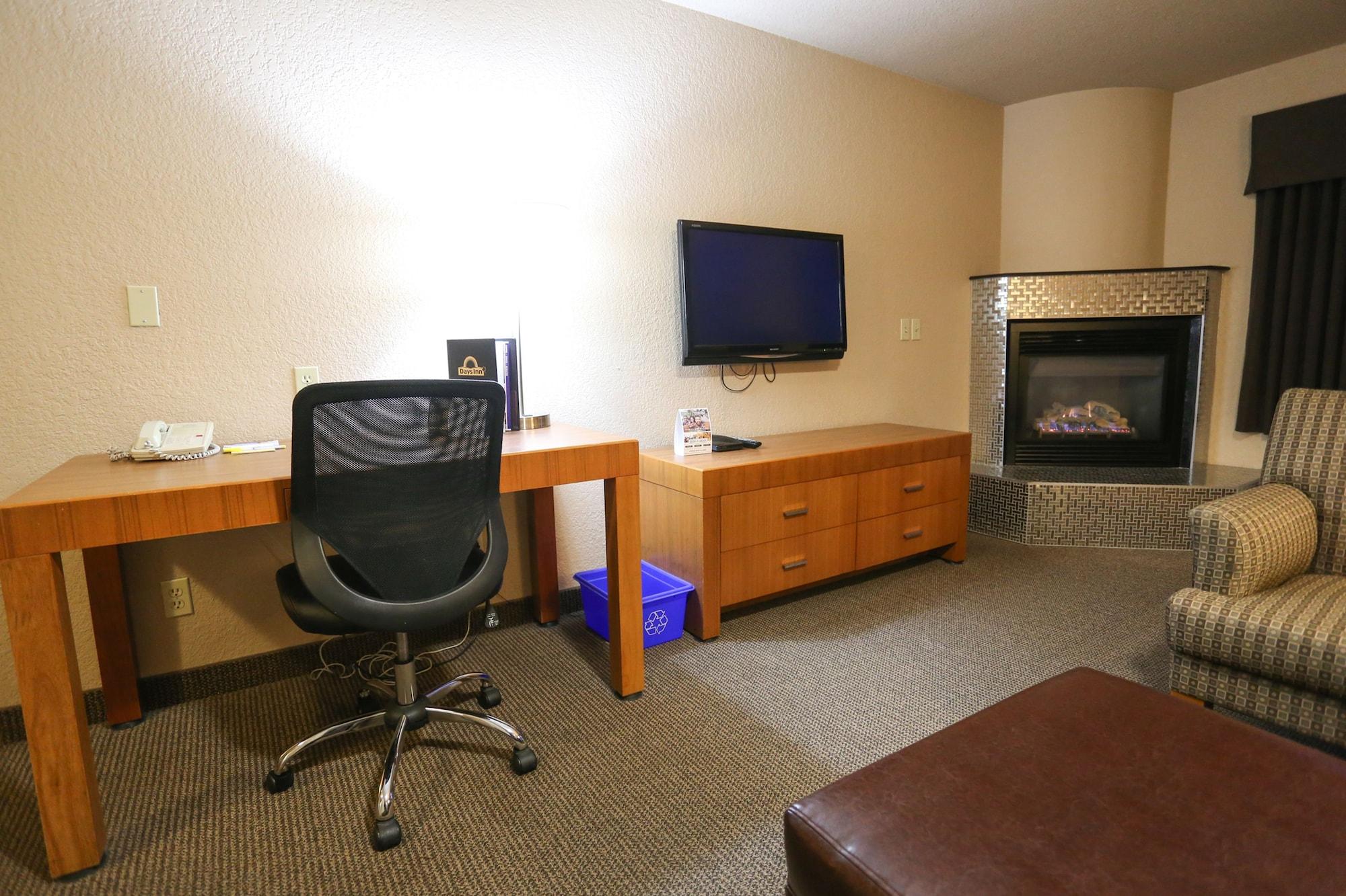 Days Inn By Wyndham Calgary Airport Экстерьер фото