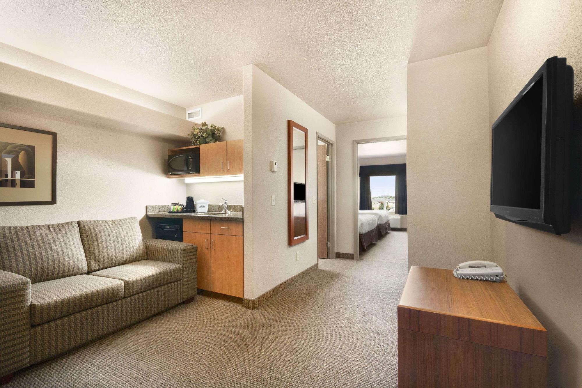 Days Inn By Wyndham Calgary Airport Экстерьер фото