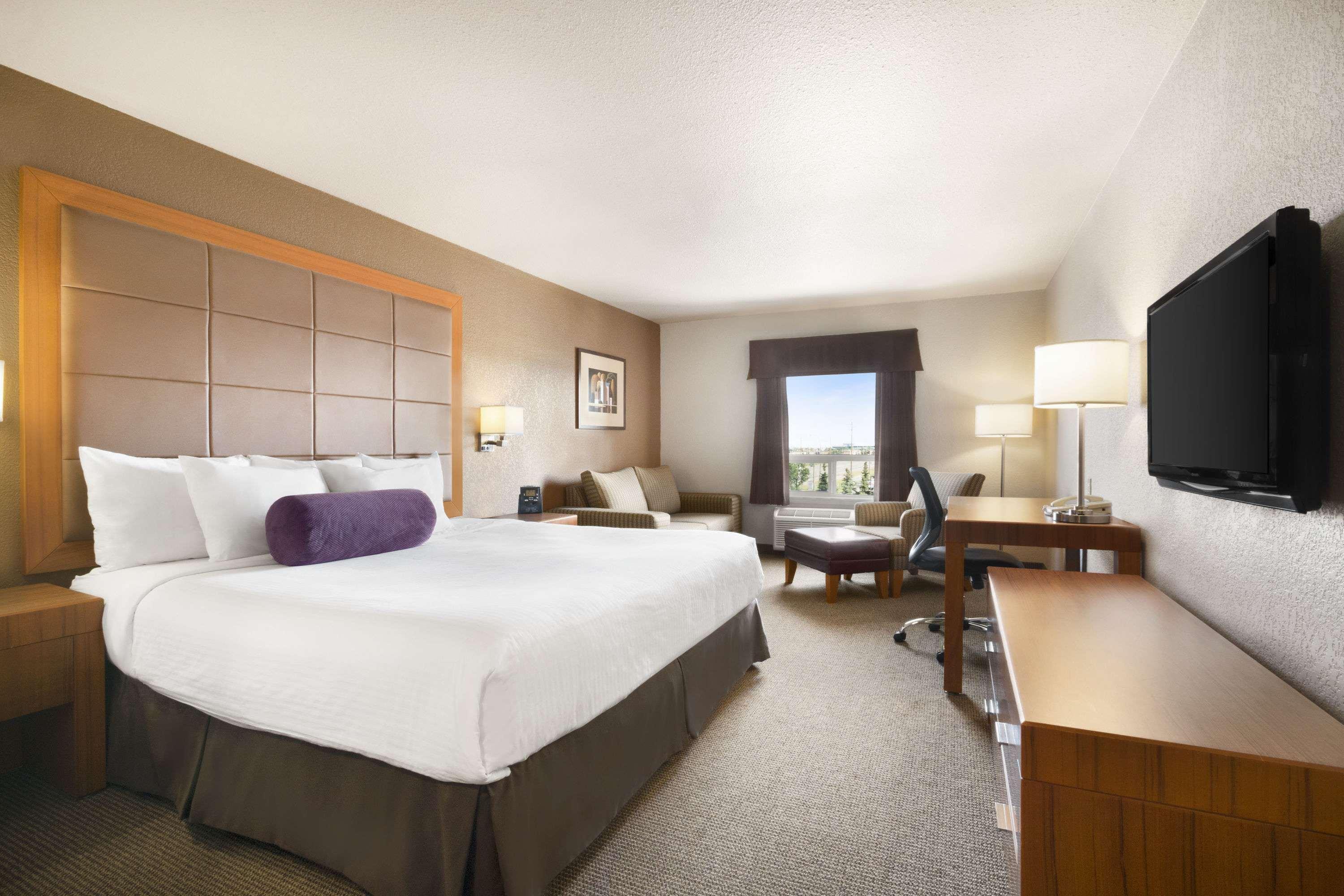 Days Inn By Wyndham Calgary Airport Экстерьер фото