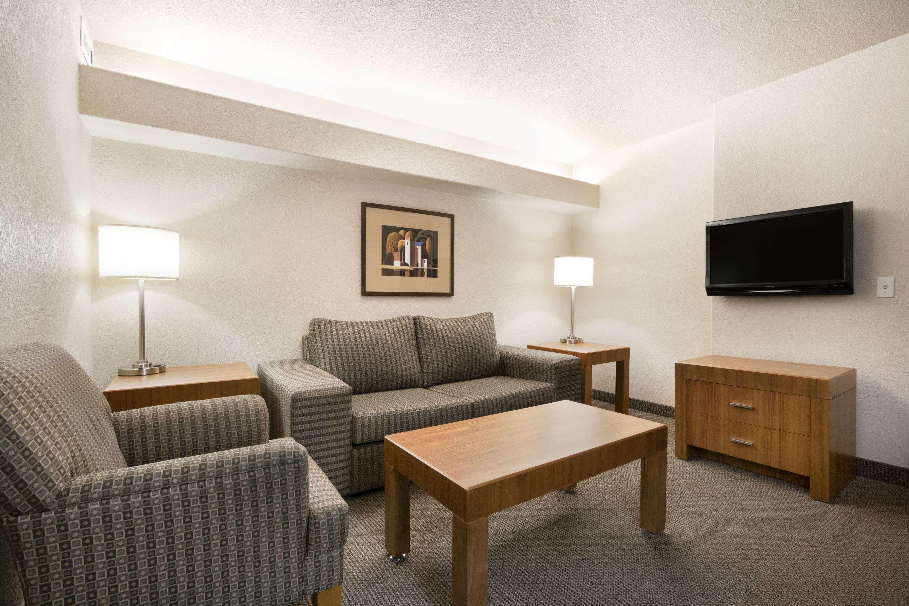 Days Inn By Wyndham Calgary Airport Экстерьер фото