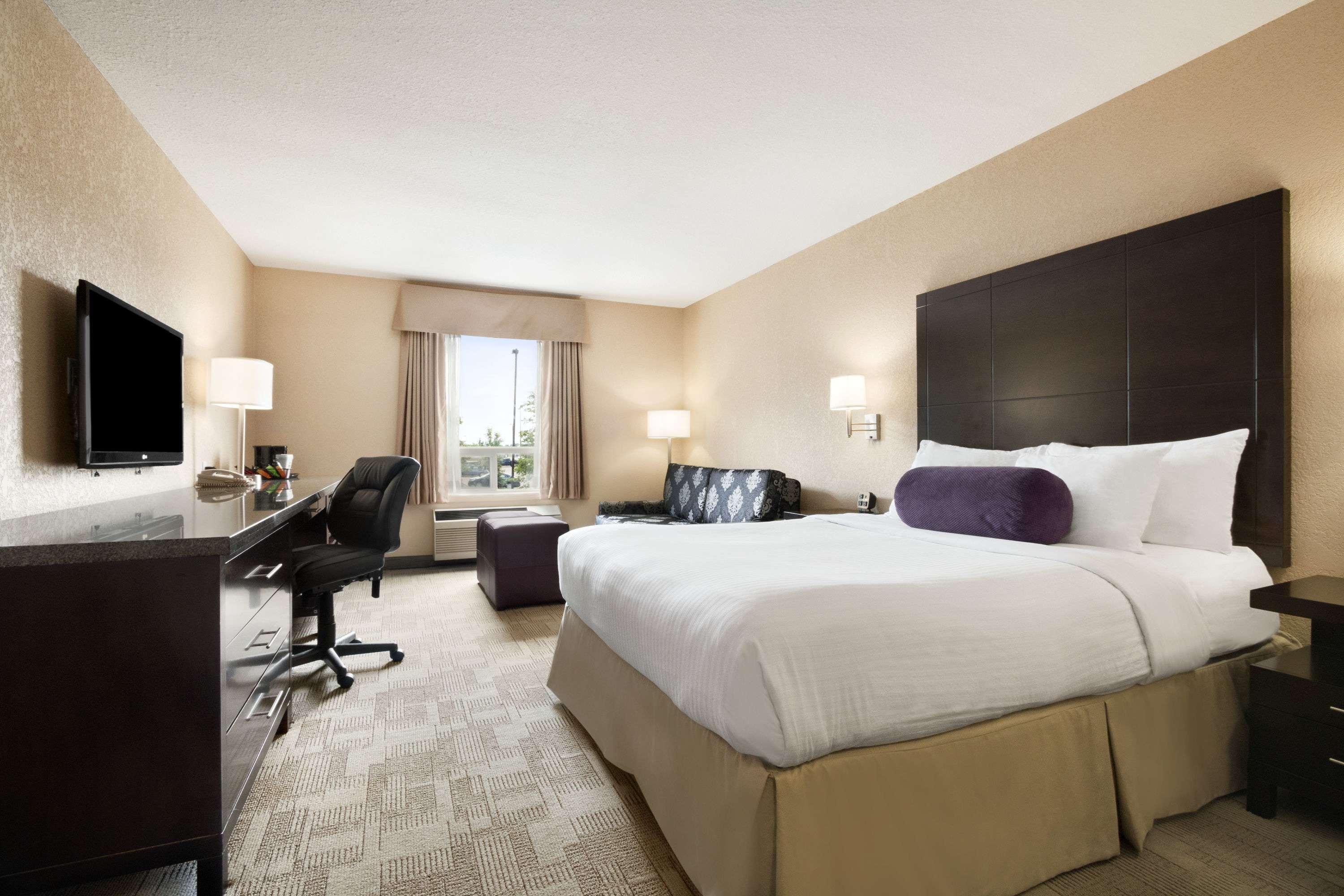 Days Inn By Wyndham Calgary Airport Экстерьер фото