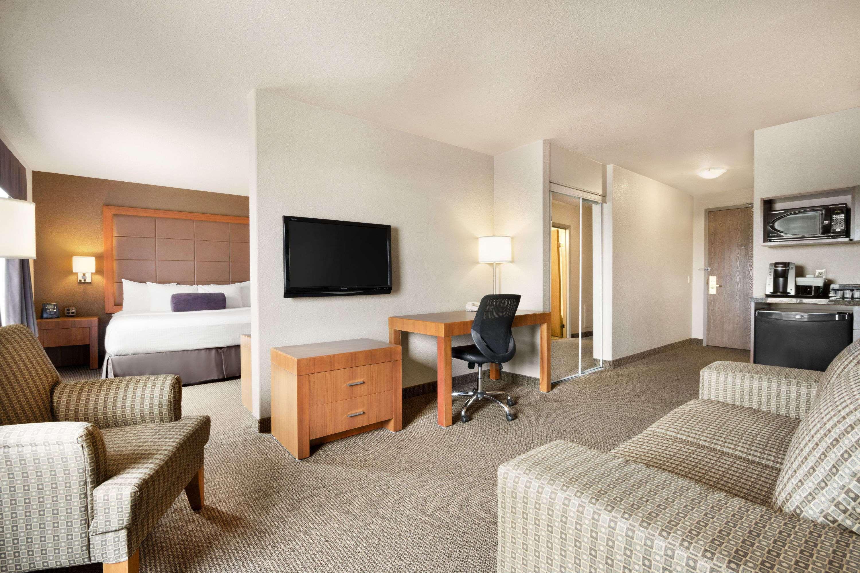 Days Inn By Wyndham Calgary Airport Экстерьер фото