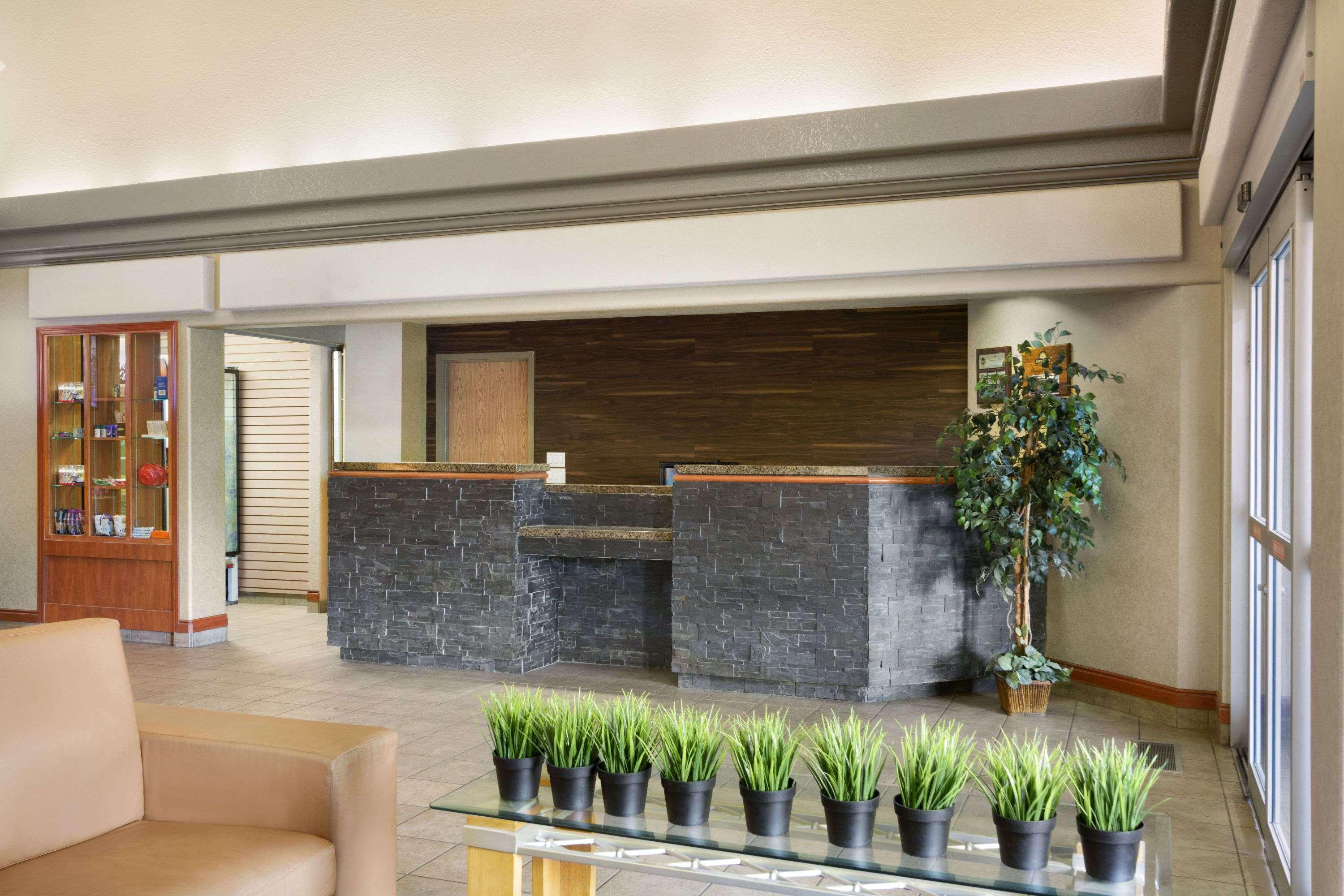 Days Inn By Wyndham Calgary Airport Экстерьер фото