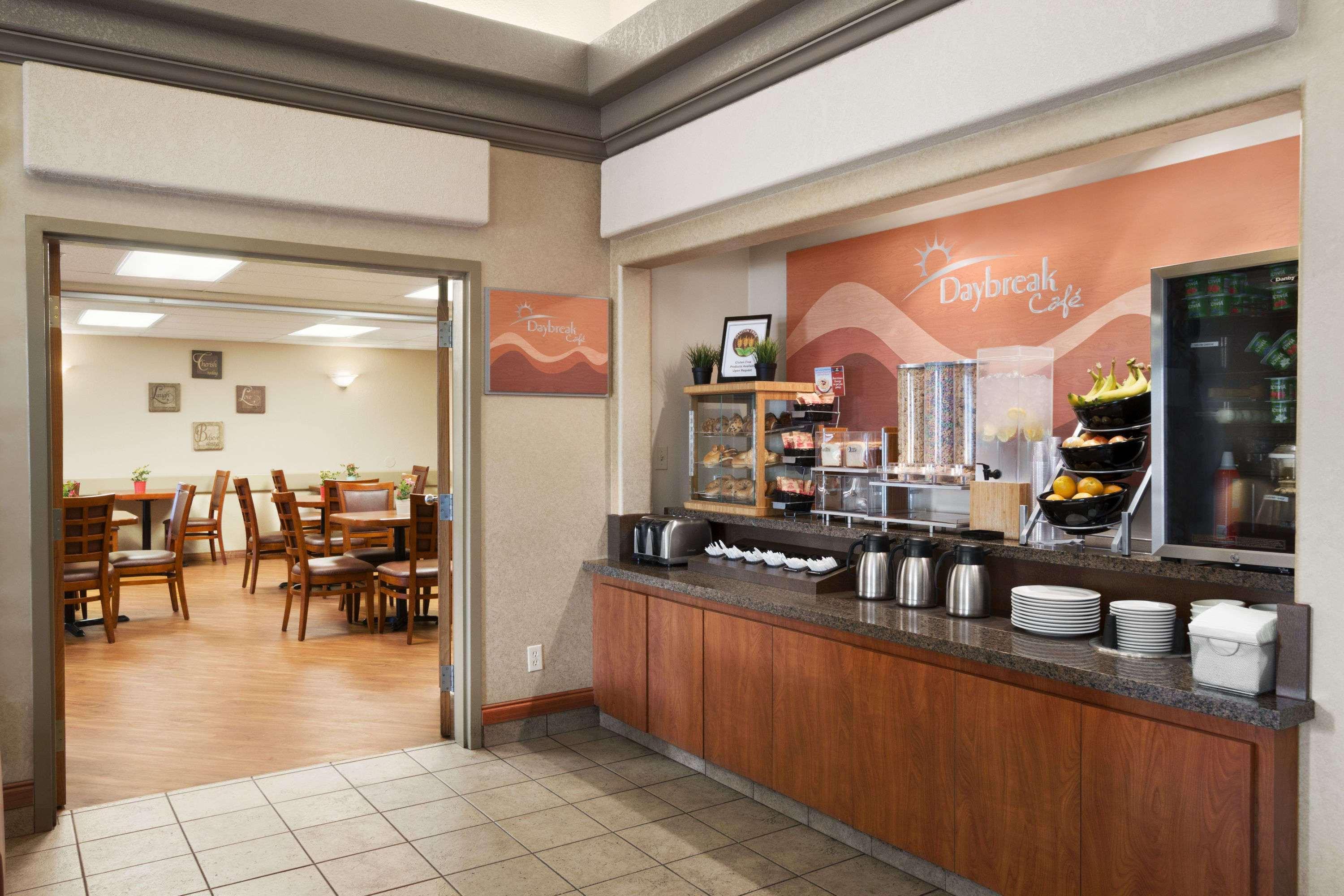 Days Inn By Wyndham Calgary Airport Экстерьер фото