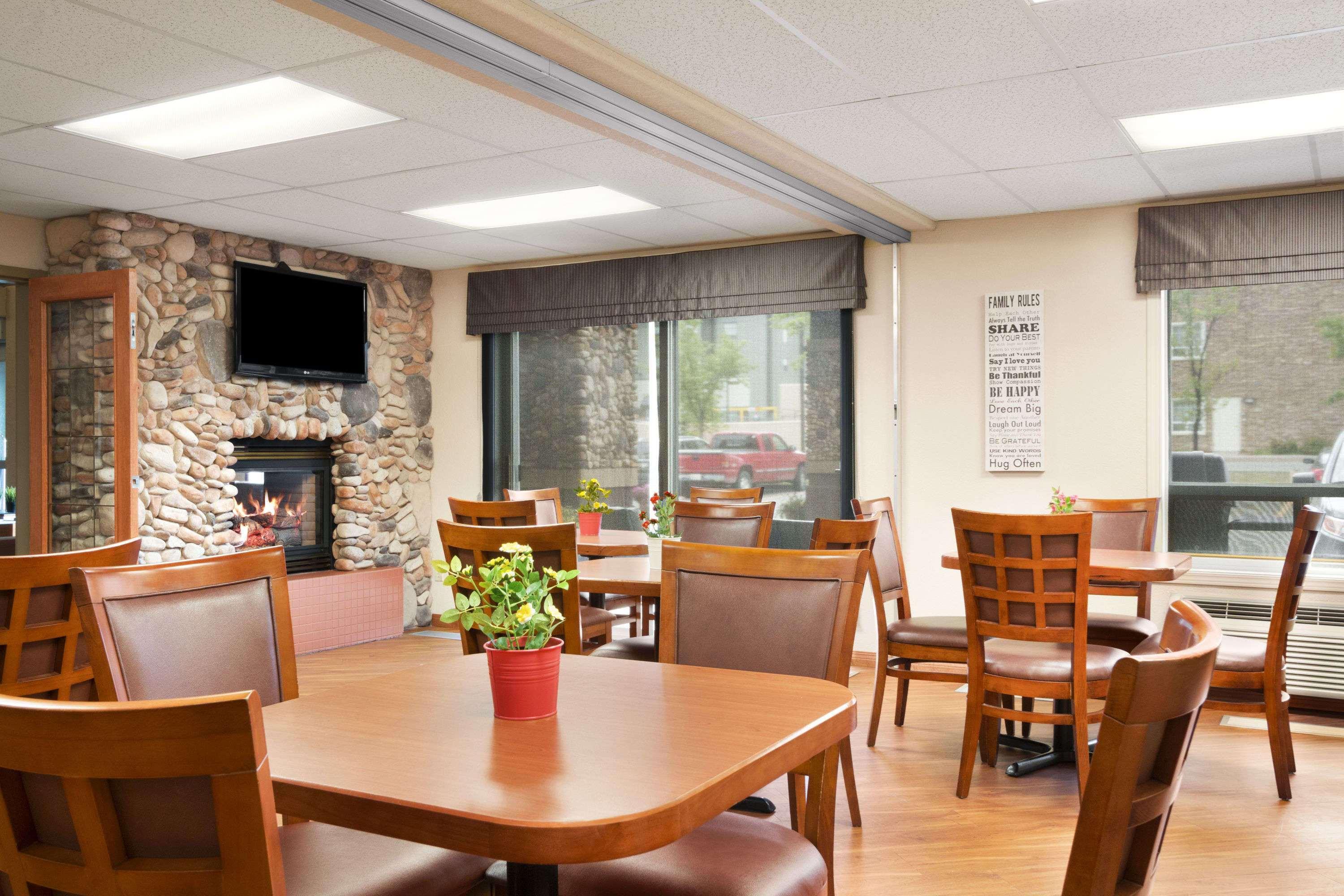 Days Inn By Wyndham Calgary Airport Экстерьер фото