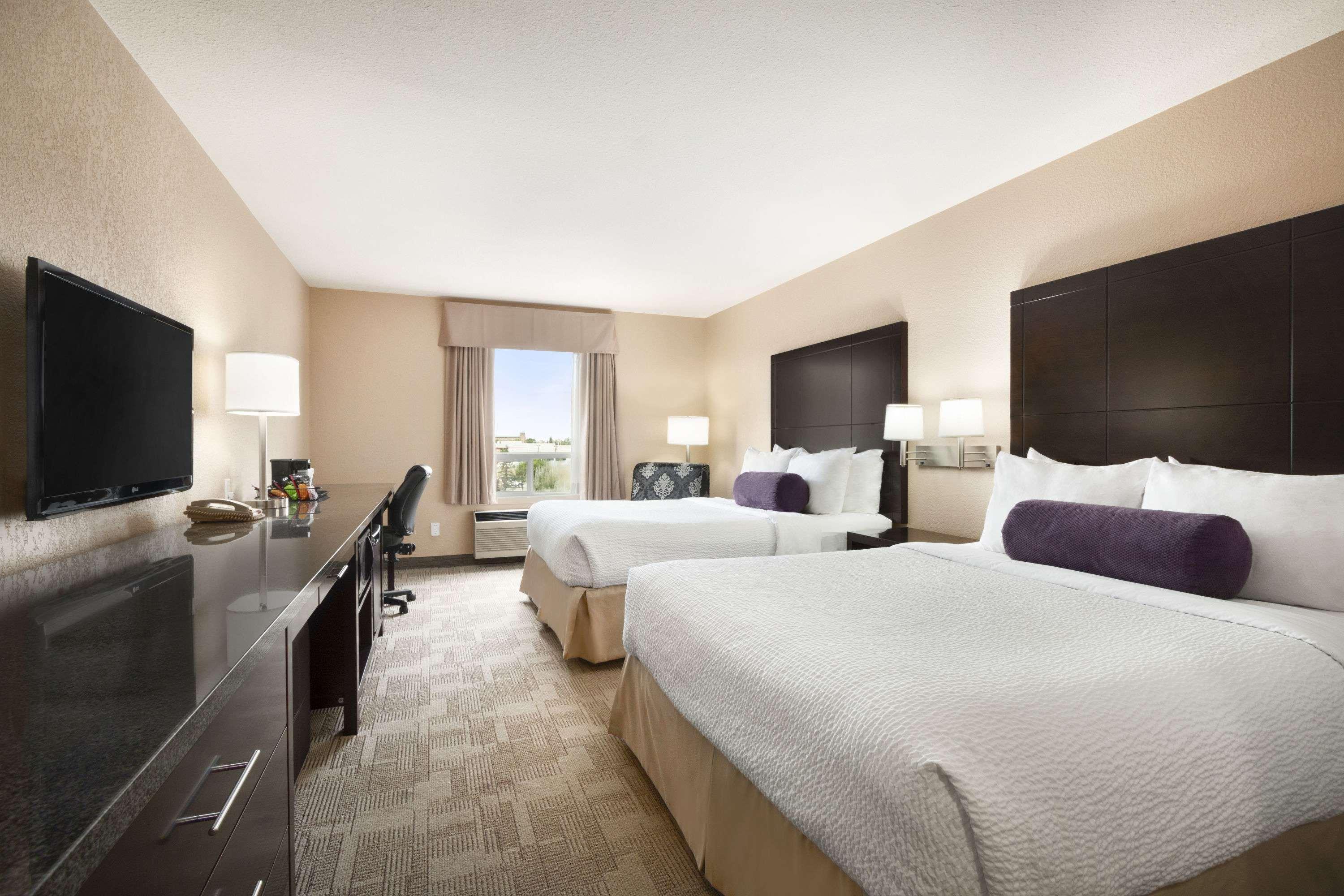 Days Inn By Wyndham Calgary Airport Экстерьер фото
