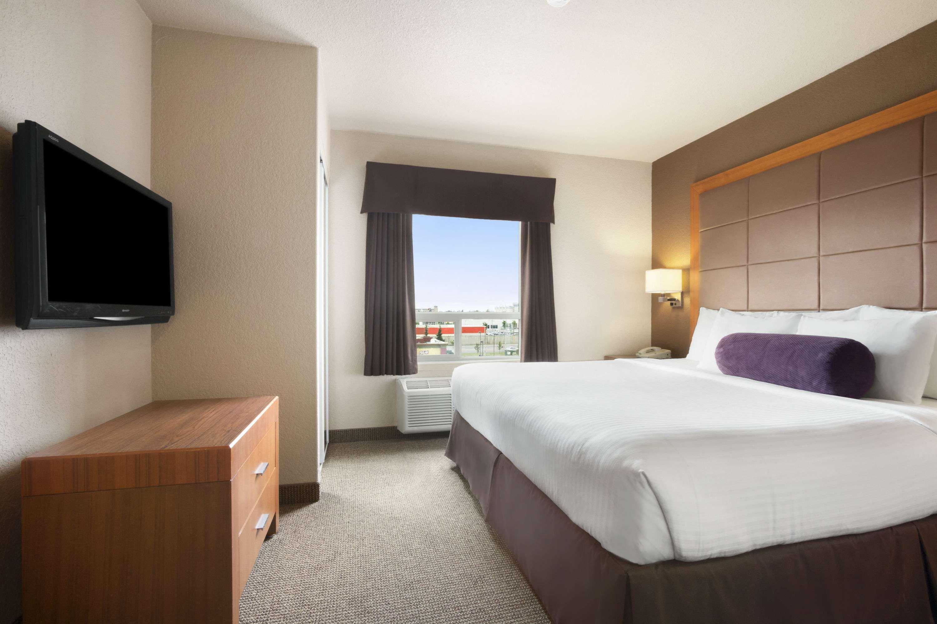Days Inn By Wyndham Calgary Airport Экстерьер фото