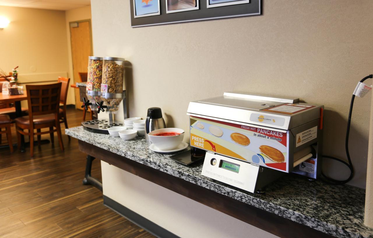 Days Inn By Wyndham Calgary Airport Экстерьер фото