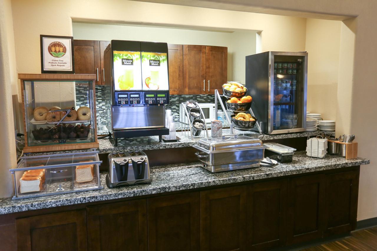 Days Inn By Wyndham Calgary Airport Экстерьер фото