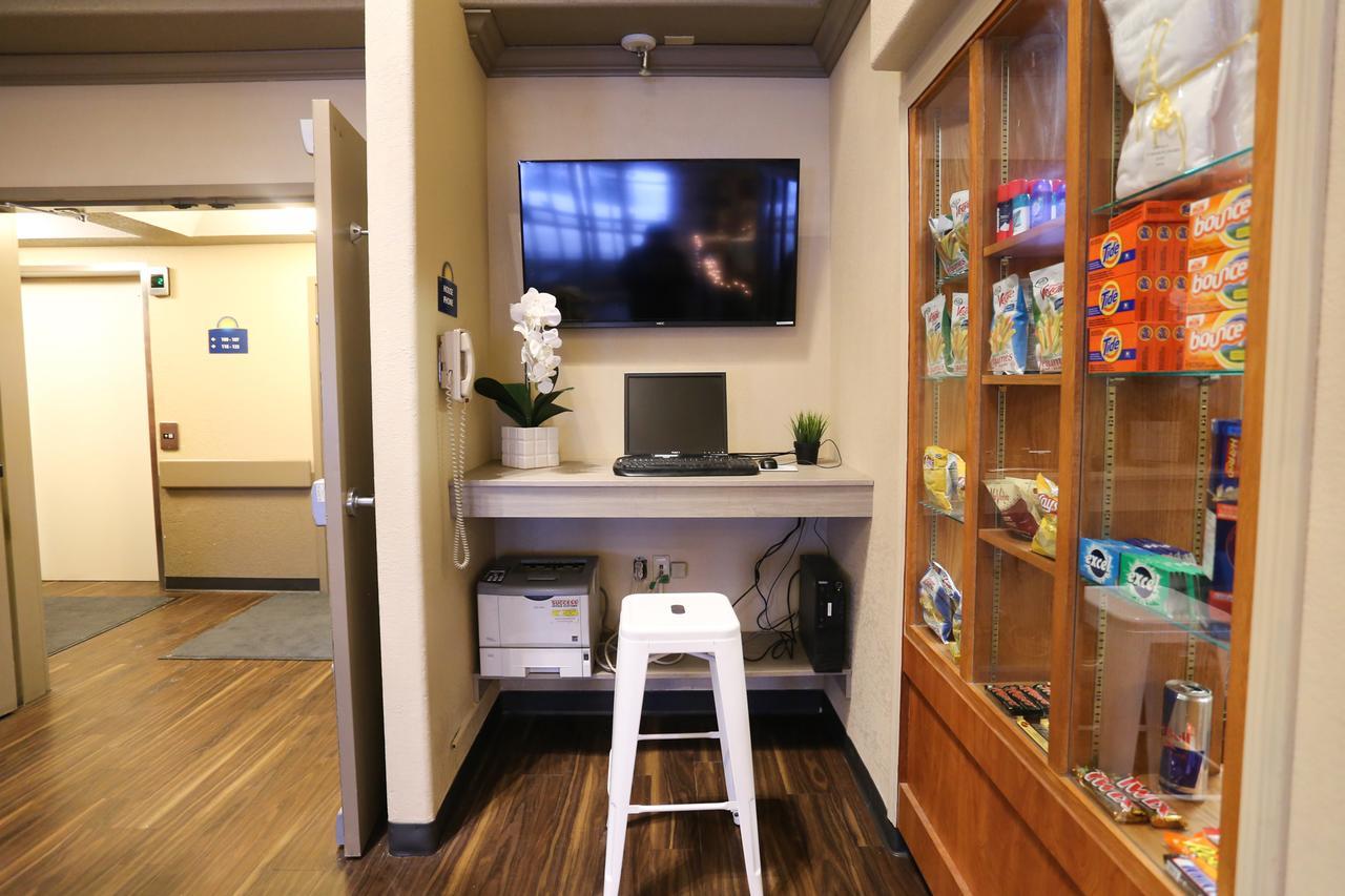 Days Inn By Wyndham Calgary Airport Экстерьер фото