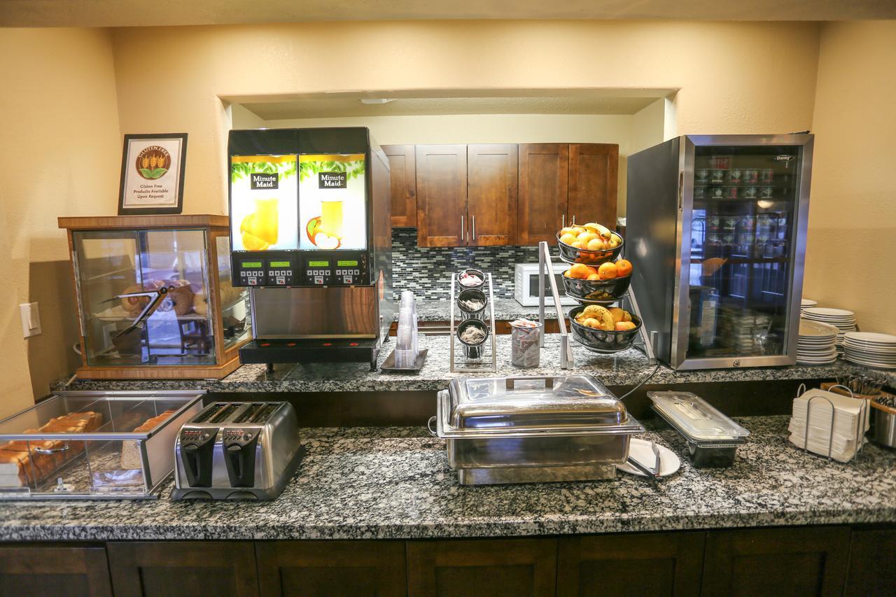 Days Inn By Wyndham Calgary Airport Экстерьер фото