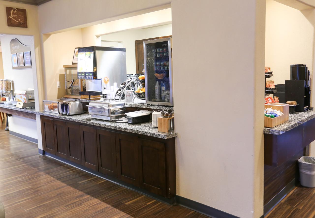Days Inn By Wyndham Calgary Airport Экстерьер фото