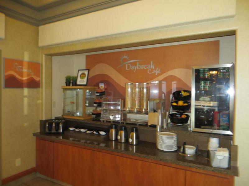 Days Inn By Wyndham Calgary Airport Экстерьер фото