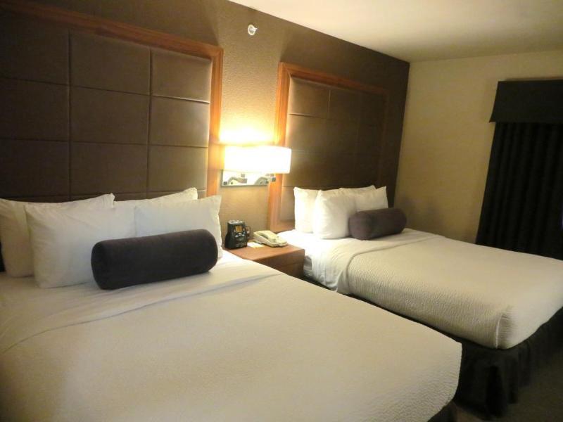 Days Inn By Wyndham Calgary Airport Экстерьер фото