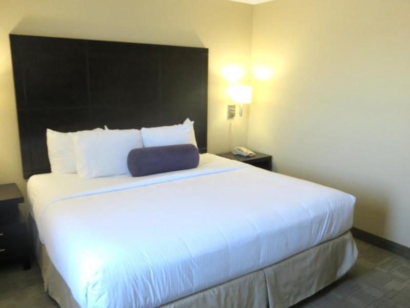 Days Inn By Wyndham Calgary Airport Экстерьер фото
