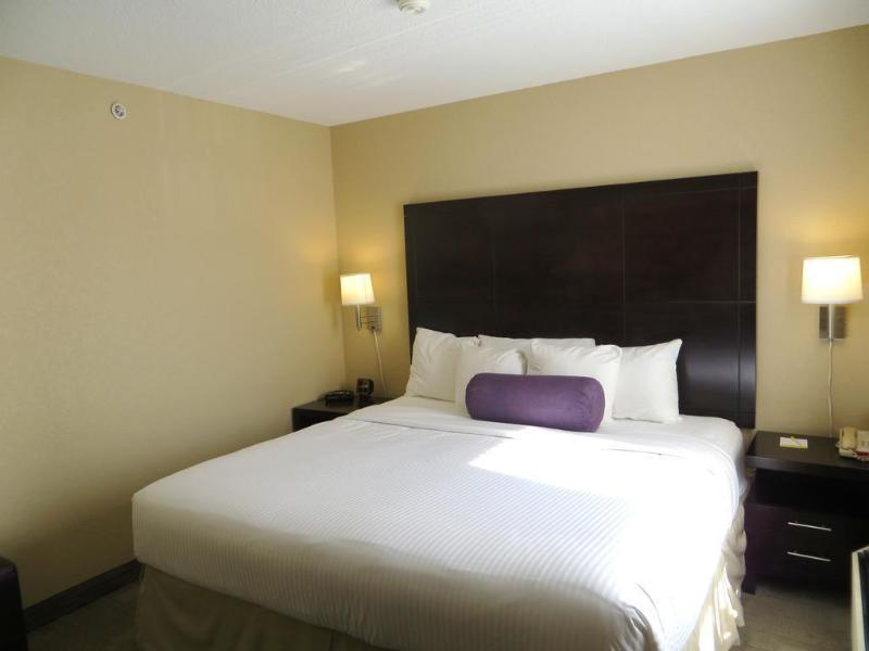 Days Inn By Wyndham Calgary Airport Экстерьер фото